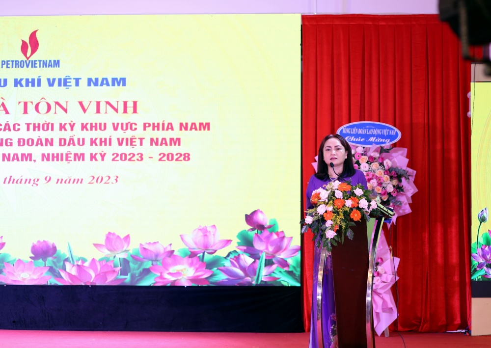 CĐ DKVN gặp mặt và tôn vinh cán bộ công đoàn chủ chốt các thời kỳ khu vực phía Nam CĐ DKVN gặp mặt và tôn vinh cán bộ công đoàn chủ chốt các thời kỳ khu vực phía Nam