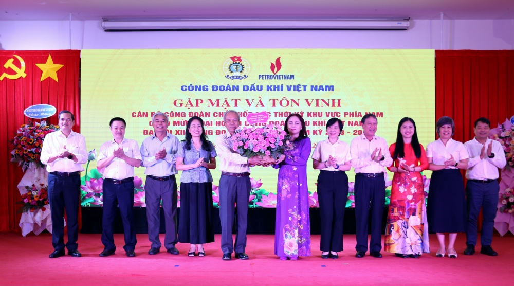 CĐ DKVN gặp mặt và tôn vinh cán bộ Công đoàn chủ chốt các thời kỳ khu vực phía Nam CĐ DKVN gặp mặt và tôn vinh cán bộ công đoàn chủ chốt các thời kỳ khu vực phía Nam
