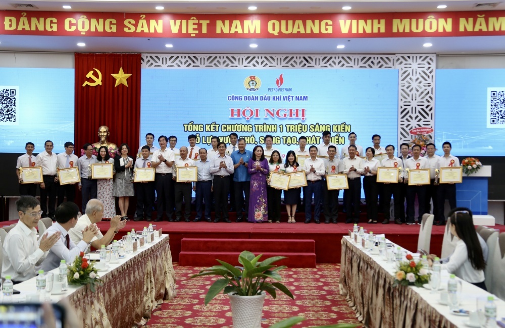 25/250 cá nhân tiêu biểu tham gia chương trình 1 triệu sáng kiến nhận bằng khen của CĐ DKVN. 25/250 cá nhân tiêu biểu tham gia chương trình 1 triệu sáng kiến nhận bằng khen của CĐ DKVN.