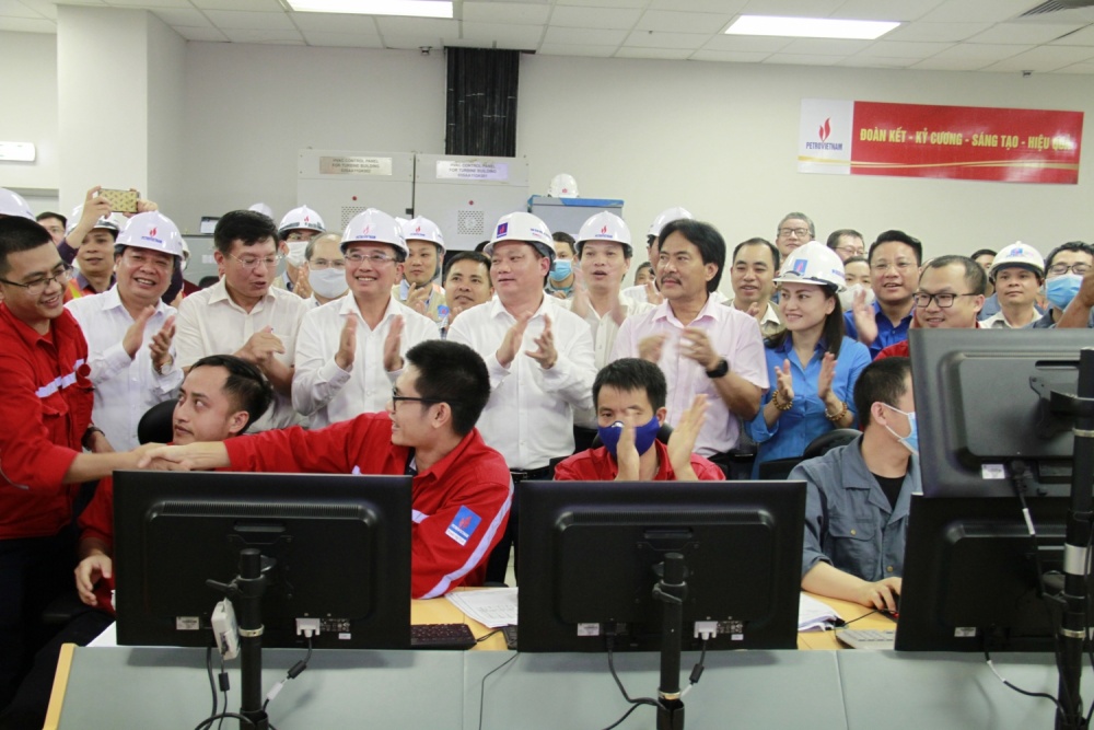 Lãnh đạo tỉnh Thái Bình, Tập đoàn và CĐ DKVN chia vui khi NMNĐ Thái Bình 2 lần đầu hòa điện lưới quốc gia. Lãnh đạo tỉnh Thái Bình, Tập đoàn và CĐ DKVN chia vui khi NMNĐ Thái Bình 2 lần đầu hòa điện lưới quốc gia.