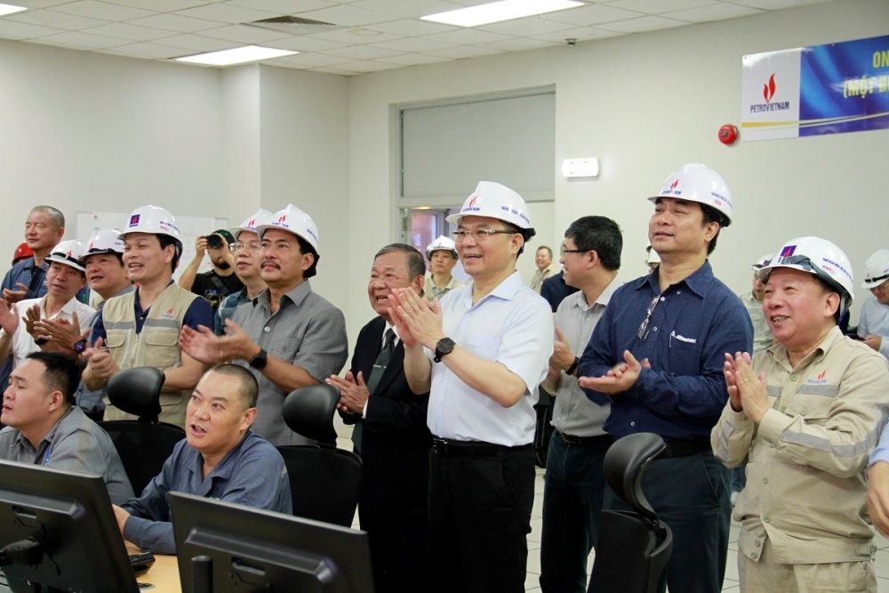 Niềm vui của lãnh đạo Tập đoàn, CBNV khi NMNĐ Thái Bình 2 lần đầu hòa lưới điện quốc gia. Niềm vui của lãnh đạo Tập đoàn, CBNV khi NMNĐ Thái Bình 2 lần đầu hòa lưới điện quốc gia.