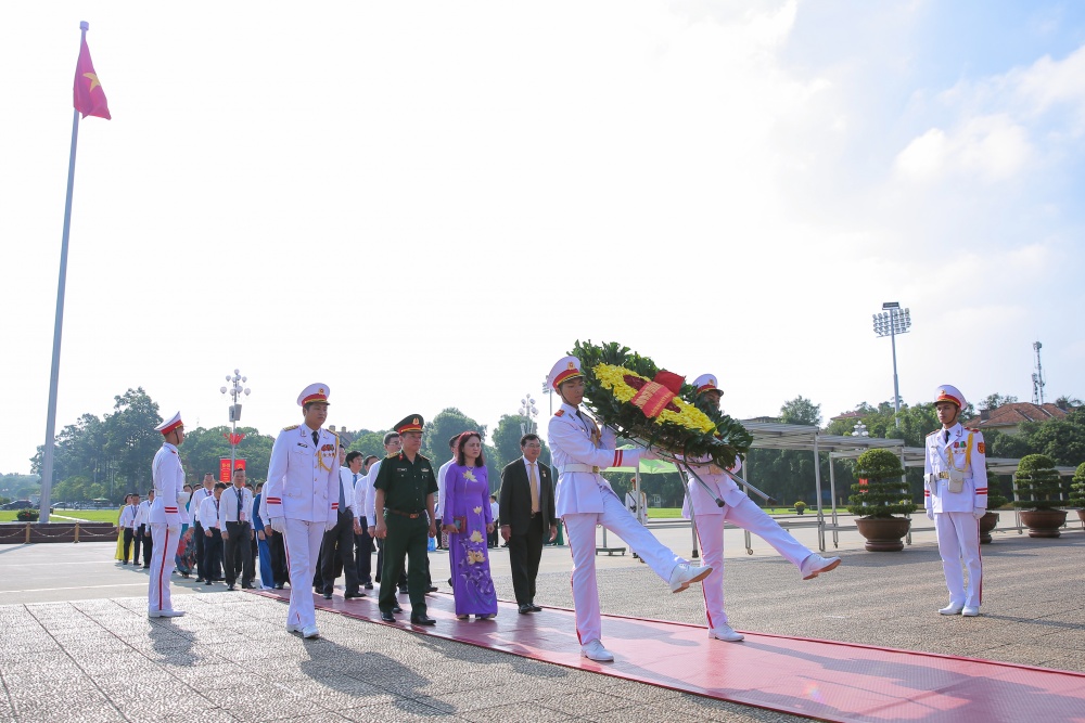 Đoàn đại biểu Công đoàn Dầu khí Việt Nam vào Lăng viếng Chủ tịch Hồ Chí Minh Đoàn đại biểu Công đoàn Dầu khí Việt Nam vào Lăng viếng Chủ tịch Hồ Chí Minh