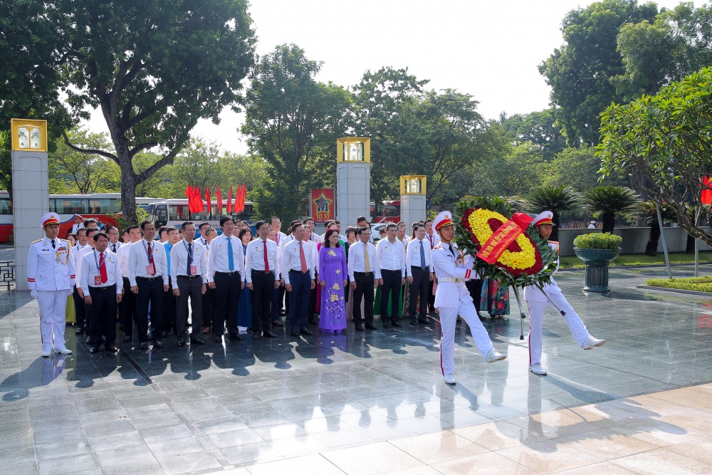 Đoàn đại biểu Công đoàn Dầu khí Việt Nam vào Lăng viếng Chủ tịch Hồ Chí Minh Đoàn đại biểu Công đoàn Dầu khí Việt Nam vào Lăng viếng Chủ tịch Hồ Chí Minh