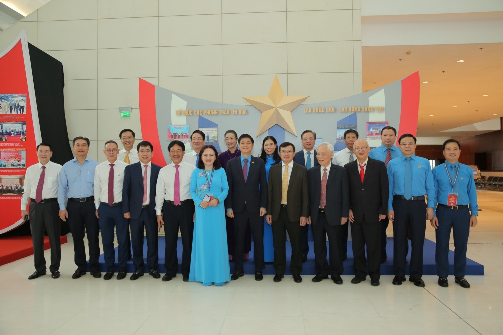 Các đại biểu chụp hình lưu niệm tại Đại hội. Các đại biểu chụp hình lưu niệm tại Đại hội.