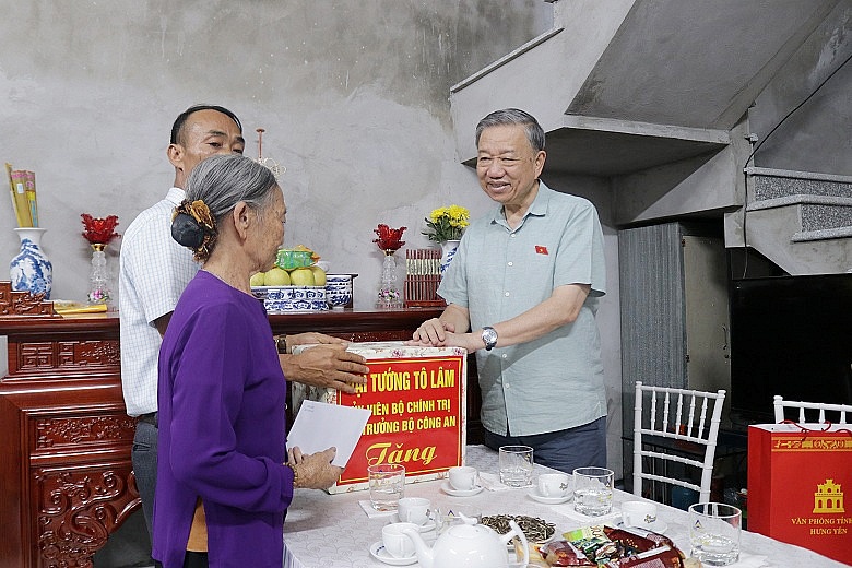 Đại tướng Tô Lâm thăm, tặng quà hai gia đình tại tỉnh Hưng Yên Đại tướng Tô Lâm thăm, tặng quà hai gia đình tại tỉnh Hưng Yên