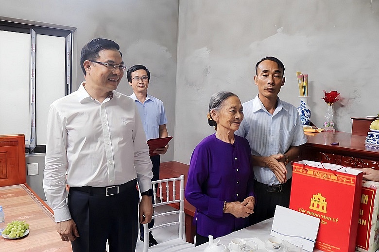 Đại tướng Tô Lâm thăm, tặng quà hai gia đình tại tỉnh Hưng Yên Đại tướng Tô Lâm thăm, tặng quà hai gia đình tại tỉnh Hưng Yên