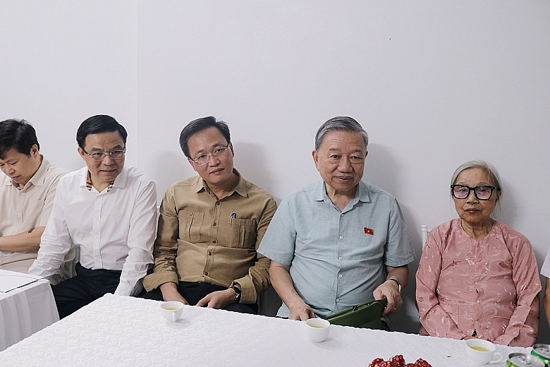Đại tướng Tô Lâm thăm, tặng quà hai gia đình tại tỉnh Hưng Yên Đại tướng Tô Lâm thăm, tặng quà hai gia đình tại tỉnh Hưng Yên