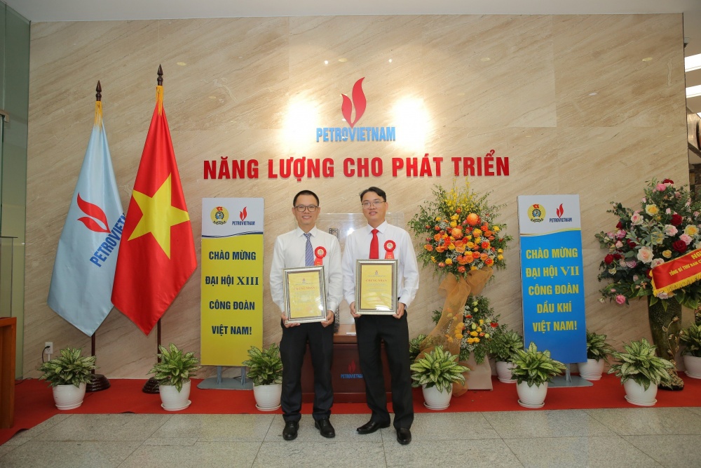 Hai đại diện của hai nhóm tác giả đến từ PV GAS vui mừng những cống hiến của minh được ghi nhận, khen thưởng trong chương trình “1 triệu sáng kiến”