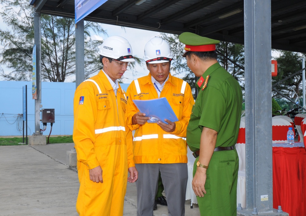 Hình 1: Anh Phạm Văn Chương đã gắn bó với công tác Phòng cháy chữa cháy – Cứu nạn cứu hộ tại PV GAS 27 năm. Hình 1: Anh Phạm Văn Chương đã gắn bó với công tác Phòng cháy chữa cháy – Cứu nạn cứu hộ tại PV GAS 27 năm.