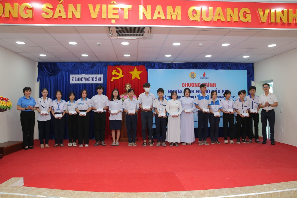 “Nghĩa tình Người Dầu khí” đến với các em học sinh khó khăn tại Cà Mau “Nghĩa tình Người Dầu khí” đến với các em học sinh khó khăn tại Cà Mau