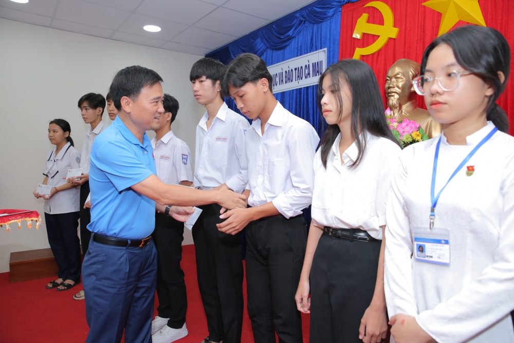 “Nghĩa tình Người Dầu khí” đến với các em học sinh khó khăn tại Cà Mau “Nghĩa tình Người Dầu khí” đến với các em học sinh khó khăn tại Cà Mau