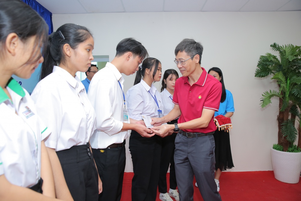 “Nghĩa tình Người Dầu khí” đến với các em học sinh khó khăn tại Cà Mau “Nghĩa tình Người Dầu khí” đến với các em học sinh khó khăn tại Cà Mau