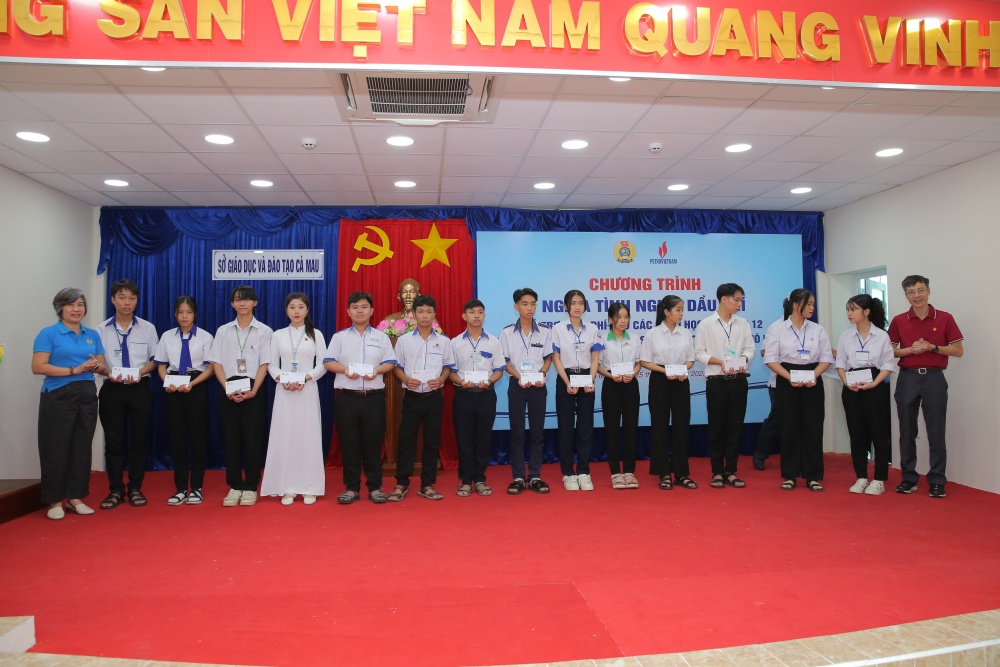 “Nghĩa tình Người Dầu khí” đến với các em học sinh khó khăn tại Cà Mau “Nghĩa tình Người Dầu khí” đến với các em học sinh khó khăn tại Cà Mau