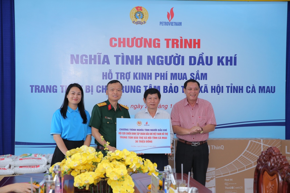 undefined Công đoàn Dầu khí Việt Nam trao quà cho Trung tâm Bảo trợ xã hội tỉnh Cà Mau