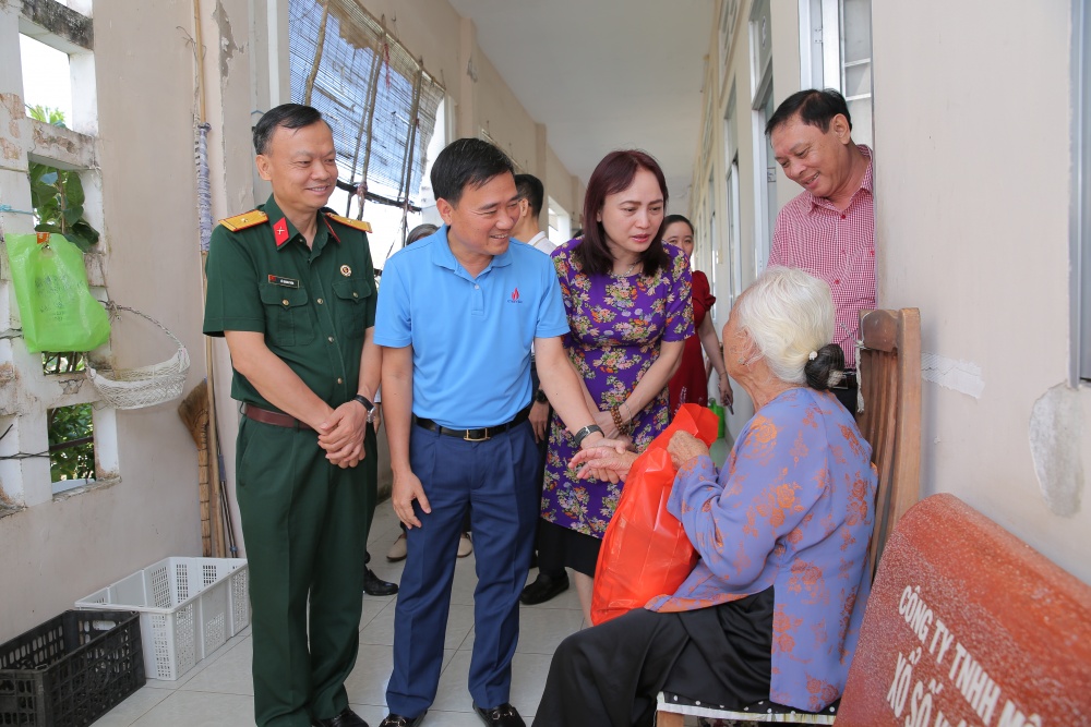 undefined Công đoàn Dầu khí Việt Nam trao quà cho Trung tâm Bảo trợ xã hội tỉnh Cà Mau