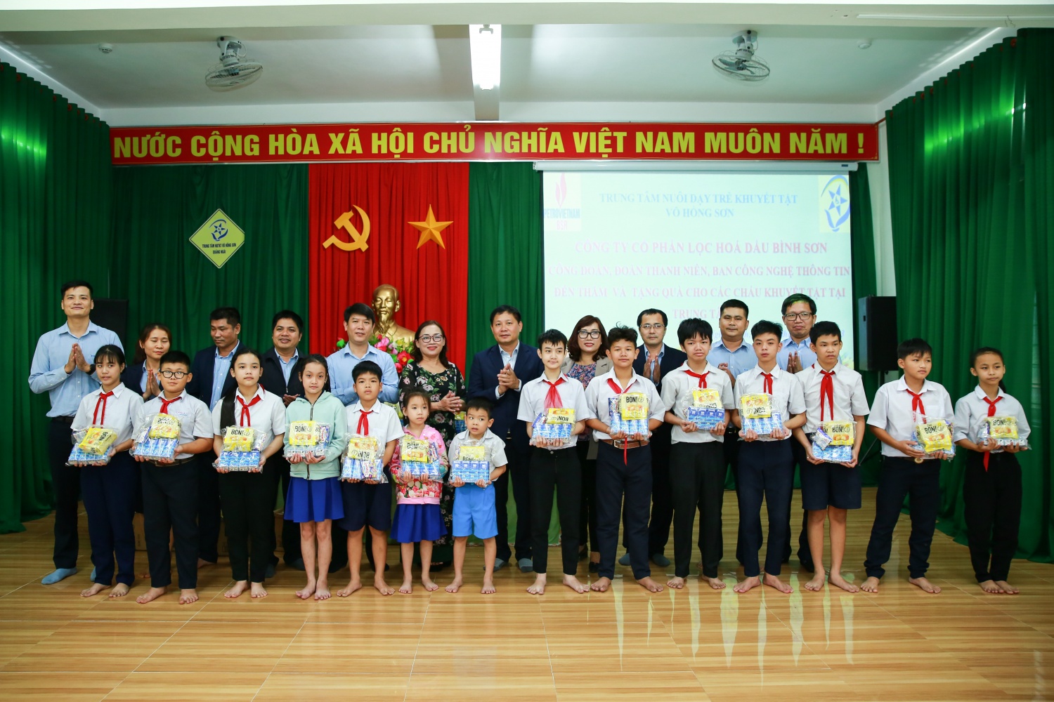 BSR trao nhiều phần quà cho các em học sinh tại Trung tâm nuôi dạy trẻ khuyết tật Võ Hồng Sơn