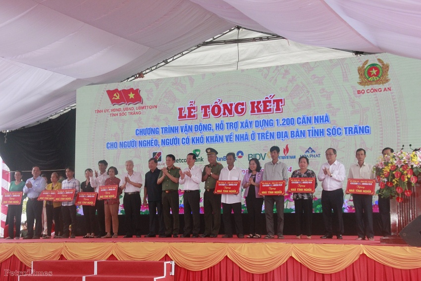 Chủ tịch nước dự Lễ tổng kết và bàn giao 1.200 căn nhà cho người nghèo ở Sóc Trăng Chủ tịch nước dự Lễ tổng kết và bàn giao 1.200 căn nhà cho người nghèo ở Sóc Trăng