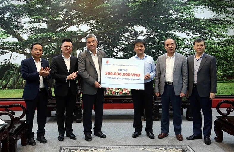 Petrovietnam trao tặng 500 triệu đồng cho quỹ Tết vì người nghèo tỉnh Tuyên Quang Petrovietnam trao tặng 500 triệu đồng cho quỹ Tết vì người nghèo tỉnh Tuyên Quang