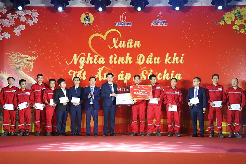 “Xuân nghĩa tình dầu khí - Tết ấm áp sẻ chia “Xuân nghĩa tình dầu khí - Tết ấm áp sẻ chia