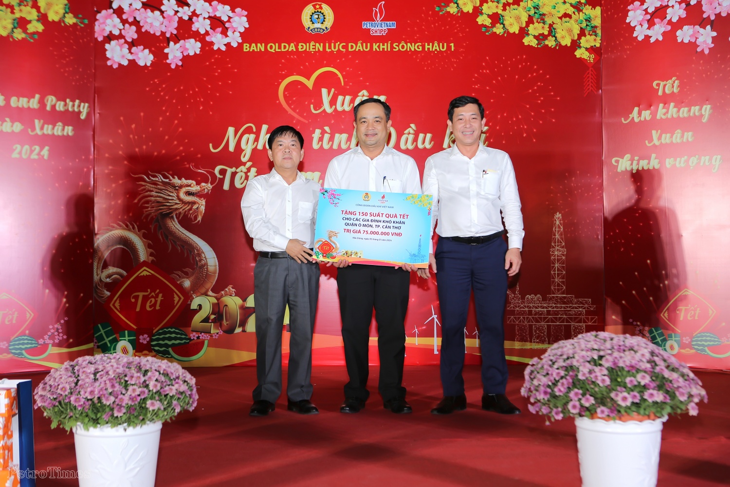 Ấm áp chương trình “Xuân nghĩa tình Dầu khí” trên công trường Nhà máy Nhiệt điện Sông Hậu 1 Ấm áp chương trình “Xuân nghĩa tình Dầu khí” trên công trường Nhà máy Nhiệt điện Sông Hậu 1