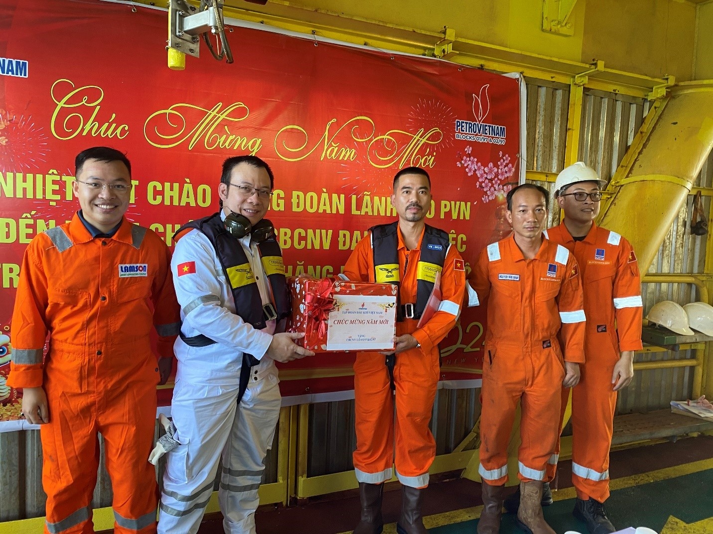 Thăm và chúc tết CBCNV giàn Thăng Long –WHP.