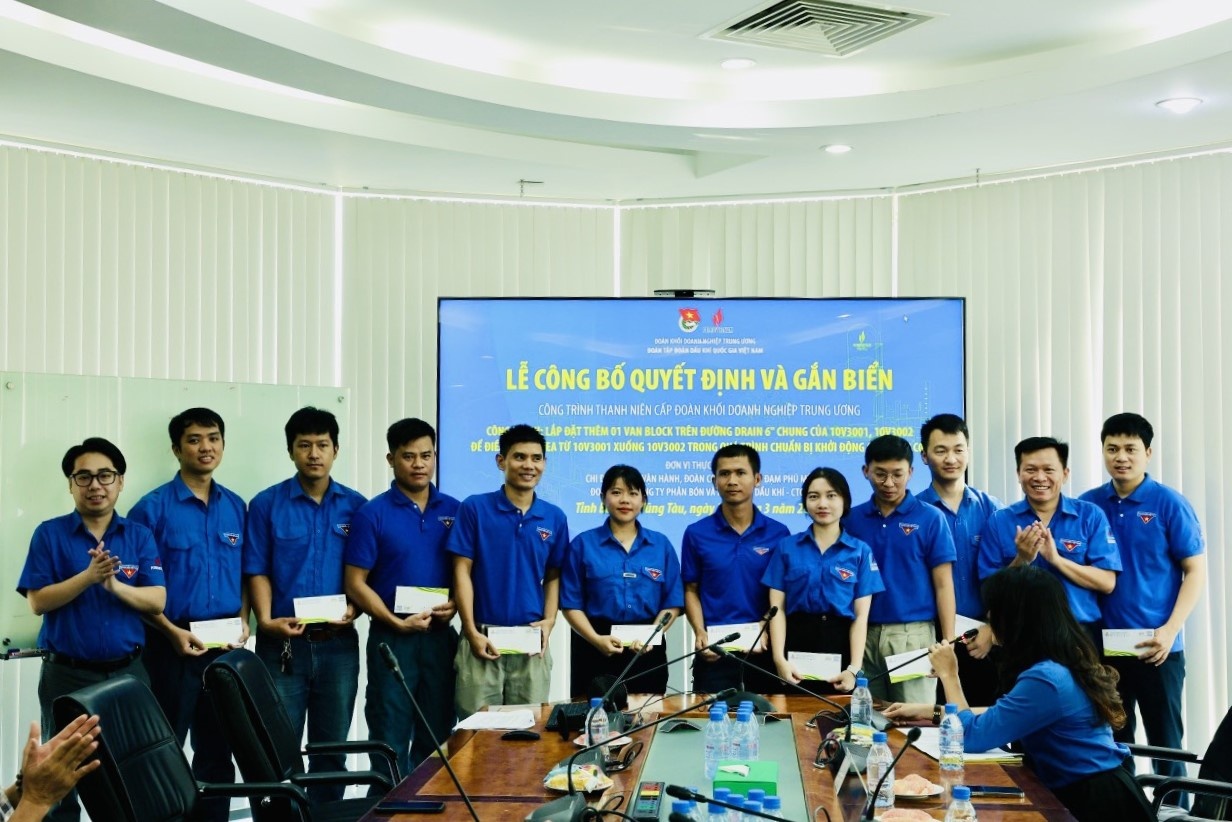 Đoàn Khối Doanh nghiệp Trung ương gắn biển Công trình thanh niên tại Nhà máy Đạm Phý Mỹ Đoàn Khối Doanh nghiệp Trung ương gắn biển Công trình thanh niên tại Nhà máy Đạm Phý Mỹ
