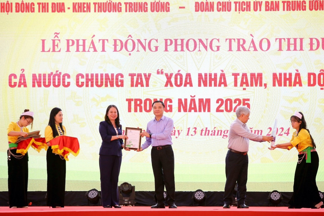 Petrovietnam ủng hộ 5 tỷ đồng cho phong trào Petrovietnam ủng hộ 5 tỷ đồng cho phong trào