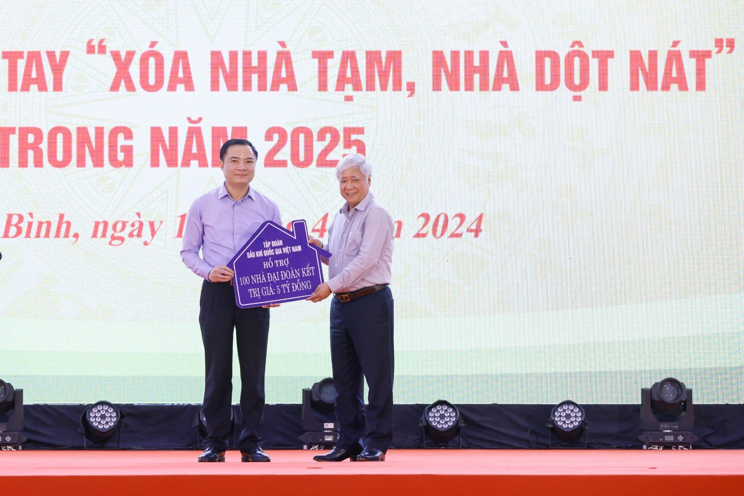 Petrovietnam ủng hộ 5 tỷ đồng cho phong trào Petrovietnam ủng hộ 5 tỷ đồng cho phong trào