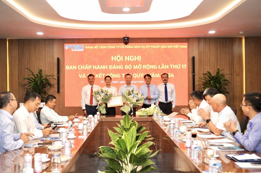 Khen thưởng các Đảng viên đạt tiêu chuẩn “Hoàn thành xuất sắc nhiệm vụ” tiêu biểu 5 năm liền (2019-2023) Khen thưởng các Đảng viên đạt tiêu chuẩn “Hoàn thành xuất sắc nhiệm vụ” tiêu biểu 5 năm liền (2019-2023)