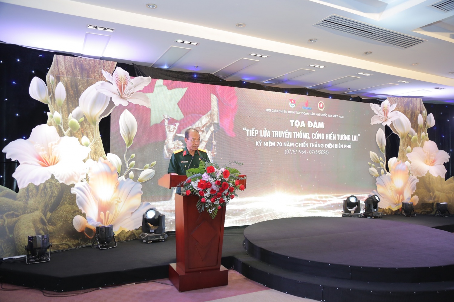 Hội CCB Tập đoàn tổ chức Tọa đàm: “Tiếp lửa truyền thống, cống hiến tương lai” Hội CCB Tập đoàn tổ chức Tọa đàm: “Tiếp lửa truyền thống, cống hiến tương lai”
