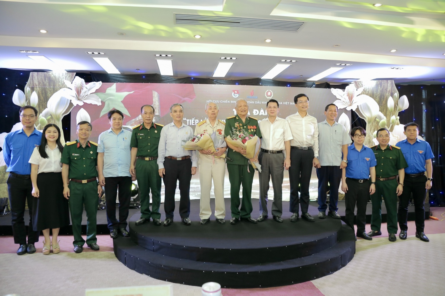 Hội CCB Tập đoàn tổ chức Tọa đàm: “Tiếp lửa truyền thống, cống hiến tương lai” Hội CCB Tập đoàn tổ chức Tọa đàm: “Tiếp lửa truyền thống, cống hiến tương lai”