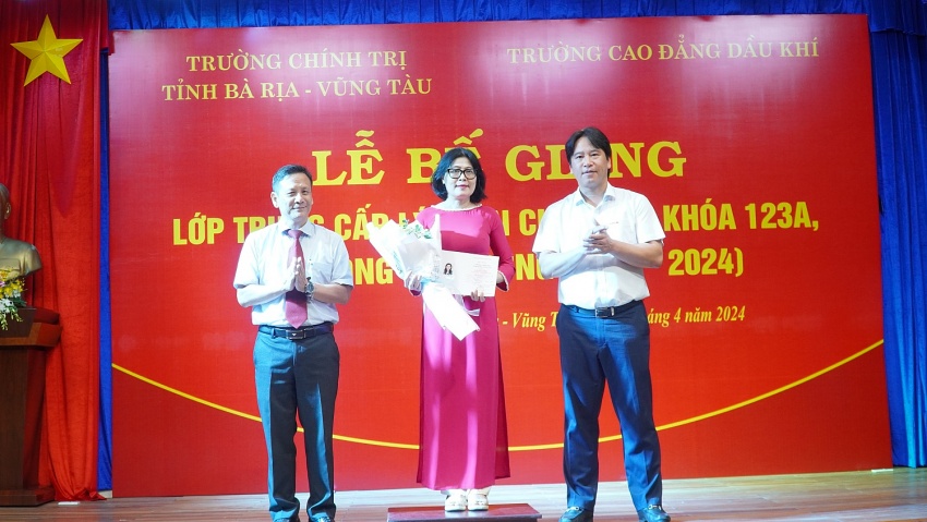 Bế giảng và trao bằng tốt nghiệp lớp Trung cấp Lý luận chính trị K123A, khóa học 2023-2024
