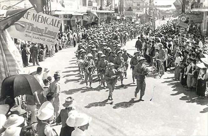 Bộ đội về tiếp quản Thủ đô sáng 10/10/1954. Ảnh: TTXVN Bộ đội về tiếp quản Thủ đô sáng 10/10/1954. Ảnh: TTXVN