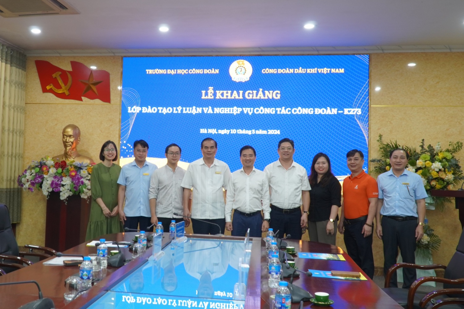 Các đại biểu tham dự lễ khai giảng chụp ảnh lưu niệm. Các đại biểu tham dự lễ khai giảng chụp ảnh lưu niệm.