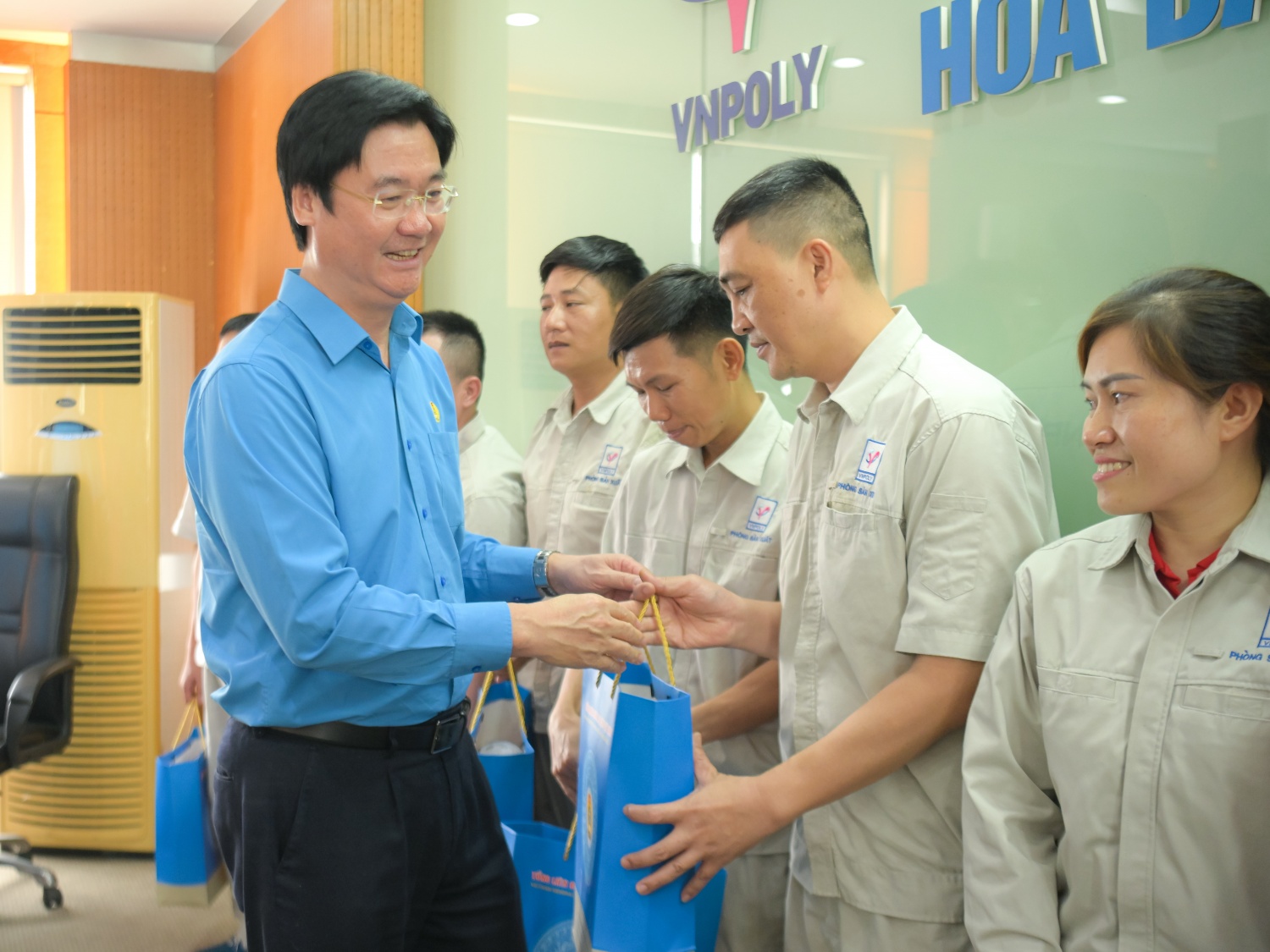 Lãnh đạo Tổng Liên đoàn Lao động Việt Nam và Công đoàn Dầu khí Việt Nam thăm, tặng quà người lao động có hoàn cảnh khó khăn Lãnh đạo Tổng Liên đoàn Lao động Việt Nam và Công đoàn Dầu khí Việt Nam thăm, tặng quà người lao động có hoàn cảnh khó khăn