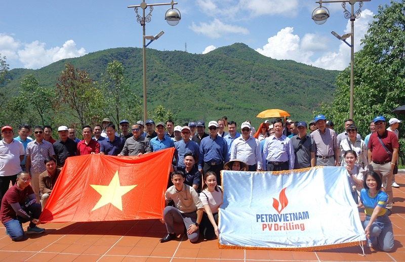 Đoàn đến dâng hương tại Đài kính thiên Tây Sơn Đoàn đến dâng hương tại Đài kính thiên Tây Sơn