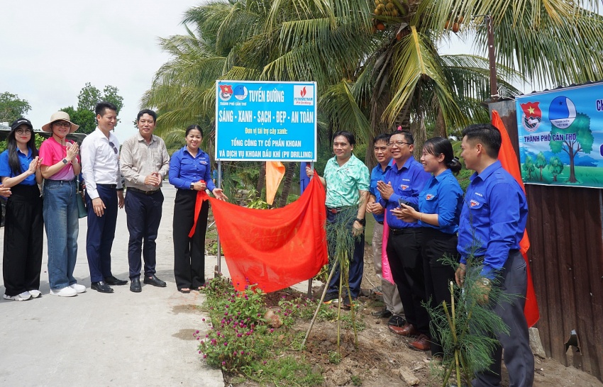 Ông Nguyễn Xuân Cường - Tổng giám đốc PV Drilling và bà Lư Thị Ngọc Anh - UV Ban thường vụ Trung ương Đoàn, Bí thư Thành đoàn Cần Thơ gắn biển công trình tuyến đường “Sáng – xanh – sạch – đẹp – an toàn” tại xã Trường Xuân, huyện Thới Lai. Ông Nguyễn Xuân Cường - Tổng giám đốc PV Drilling và bà Lư Thị Ngọc Anh - UV Ban thường vụ Trung ương Đoàn, Bí thư Thành đoàn Cần Thơ gắn biển công trình tuyến đường “Sáng – xanh – sạch – đẹp – an toàn” tại xã Trường Xuân, huyện Thới Lai.