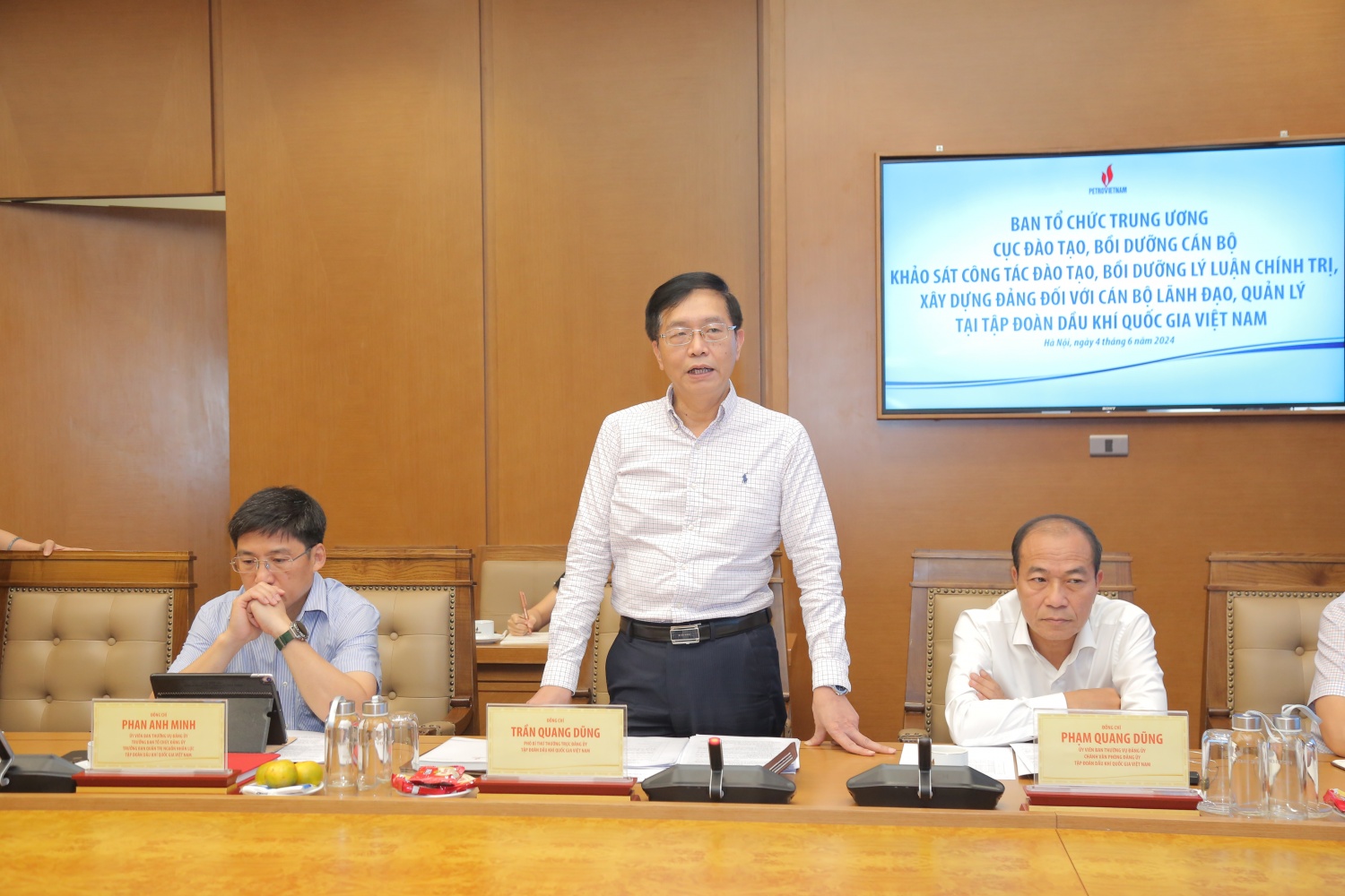 Chú trọng công tác đào tạo, bồi dưỡng lý luận cán bộ chuẩn bị cho Đại hội Đảng các cấp Chú trọng công tác đào tạo, bồi dưỡng lý luận cán bộ chuẩn bị cho Đại hội Đảng các cấp
