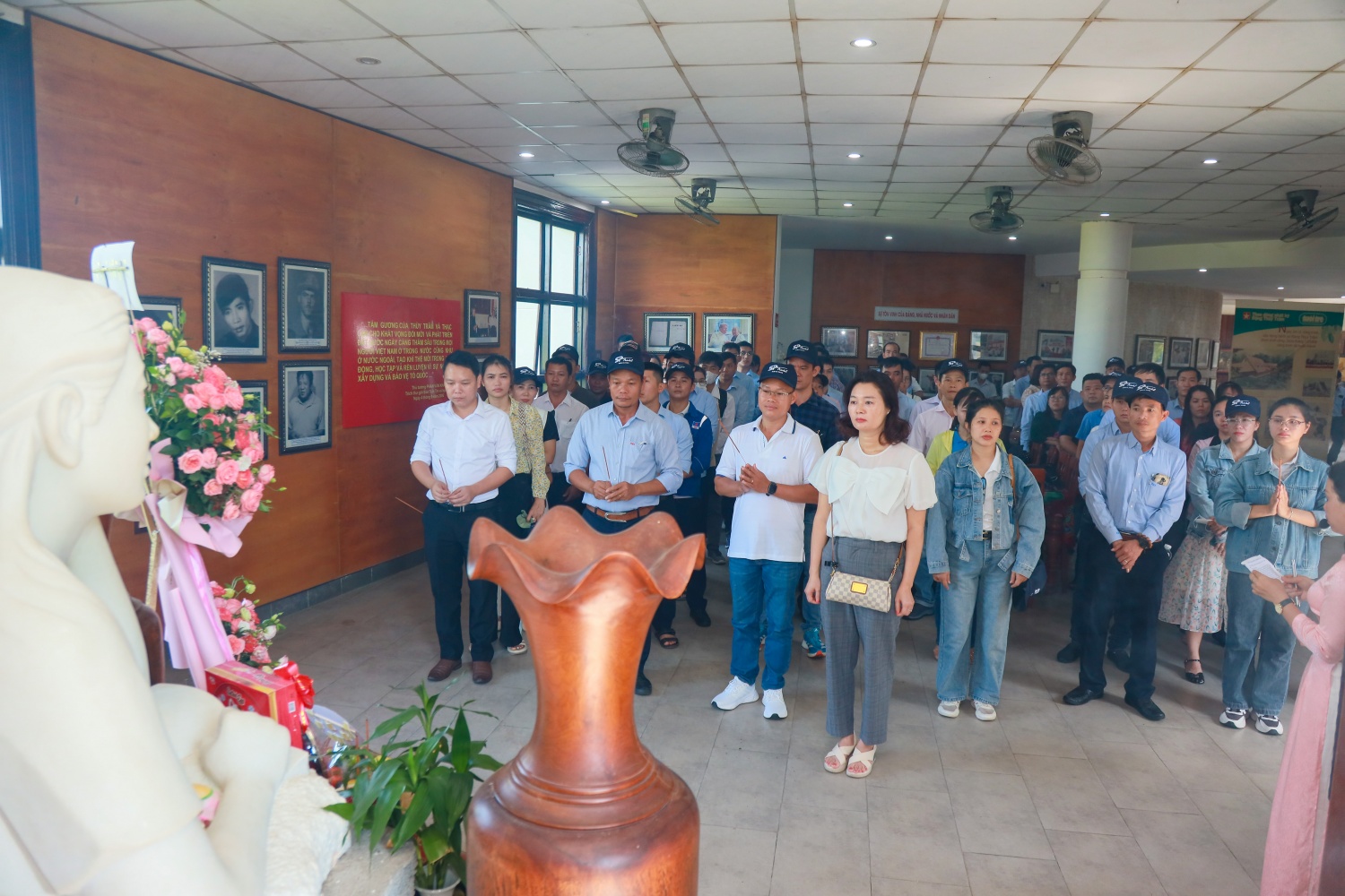 Hành trình về nguồn tại các “địa chỉ đỏ” của Lớp bồi dưỡng nhận thức về Đảng năm 2024 khu vực Quảng Ngãi Hành trình về nguồn tại các “địa chỉ đỏ” của Lớp bồi dưỡng nhận thức về Đảng năm 2024 khu vực Quảng Ngãi