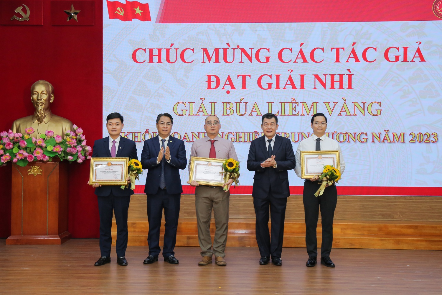 Tạp chí Năng lượng Mới - PetroTimes đạt 2 giải tại Giải Bùa Liềm Vàng Đảng ủy Khối DNTW năm 2023 Tạp chí Năng lượng Mới - PetroTimes đạt 2 giải tại Giải Bùa Liềm Vàng Đảng ủy Khối DNTW năm 2023