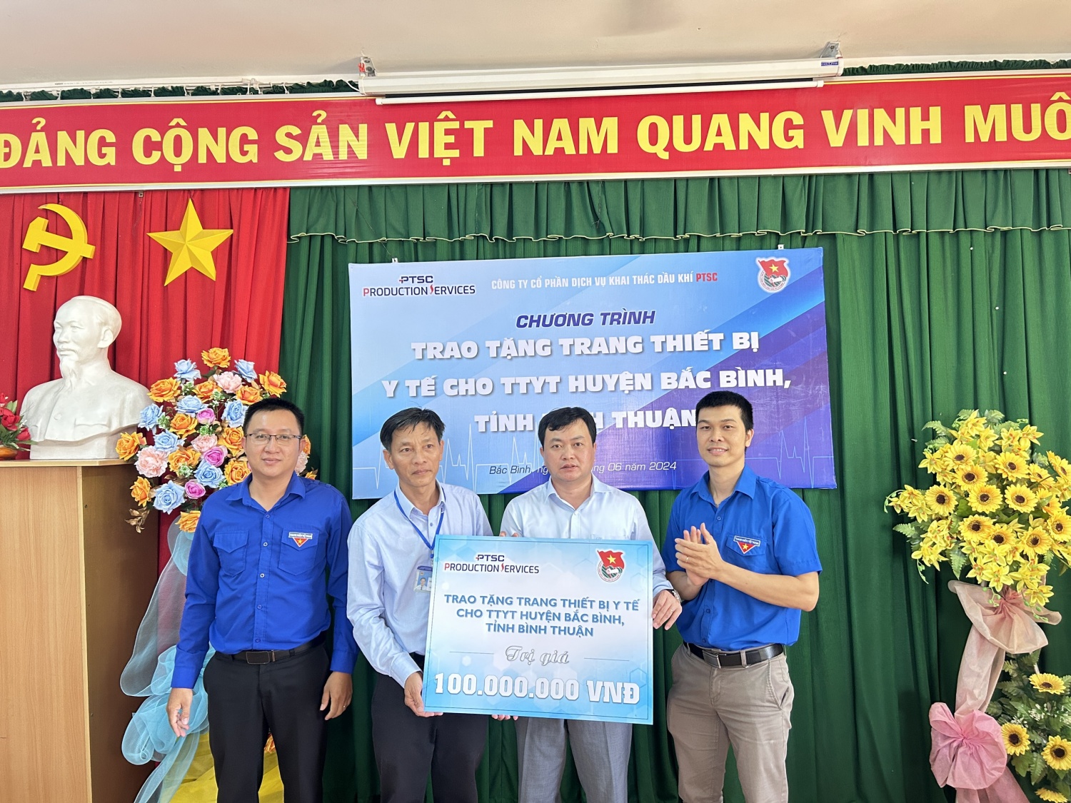 Đại diện PPS trao tặng