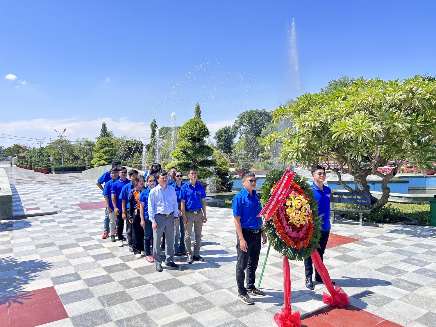 Đoàn đang hương tưởng niệm các anh hùng liệt sĩ tại Nghĩa trang