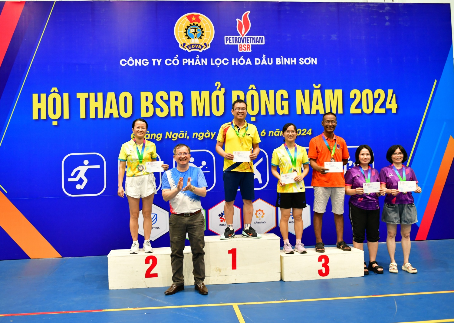 Các VĐV môn Bóng bàn nhận giải thưởng Các VĐV môn Bóng bàn nhận giải thưởng