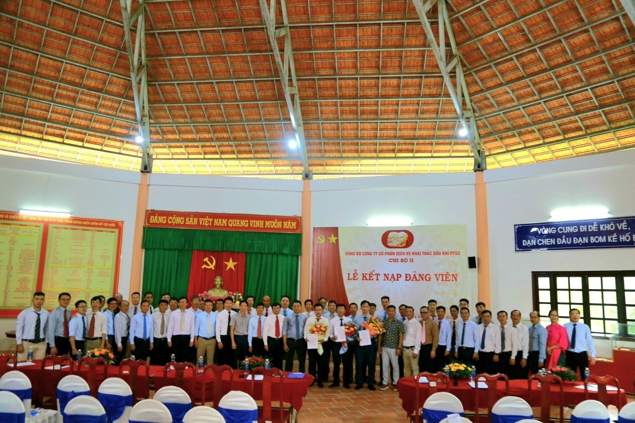Đoàn về nguồn chụp hình lưu niệm với 3 đảng viên mới Đoàn về nguồn chụp hình lưu niệm với 3 đảng viên mới