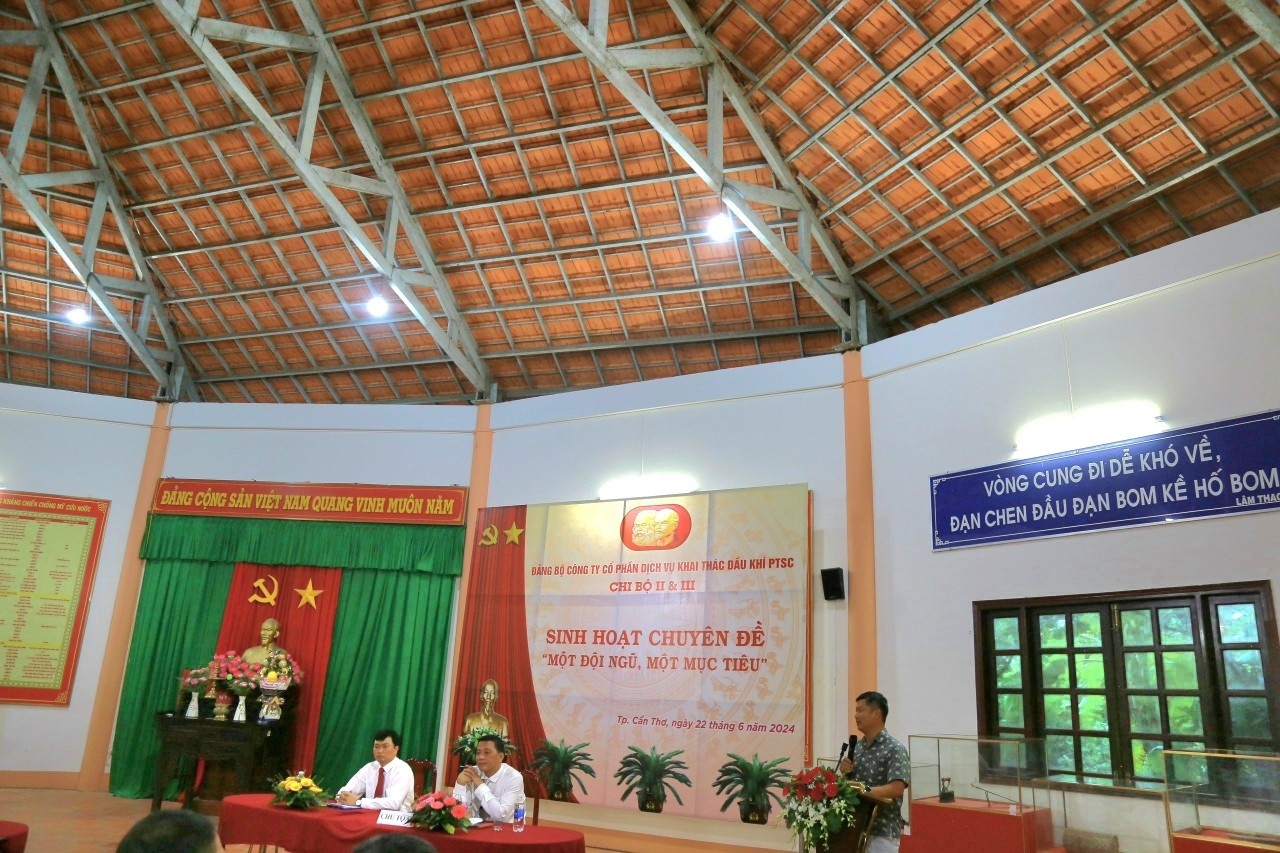Đồng chí Nguyễn Vinh Nhị Phương – Bí thư Đảng ủy, Giám đốc Công ty phát biểu chỉ đạo buổi sinh hoạt chuyên đề “Một đội ngũ, một mục tiêu” Đồng chí Nguyễn Vinh Nhị Phương – Bí thư Đảng ủy, Giám đốc Công ty phát biểu chỉ đạo buổi sinh hoạt chuyên đề “Một đội ngũ, một mục tiêu”