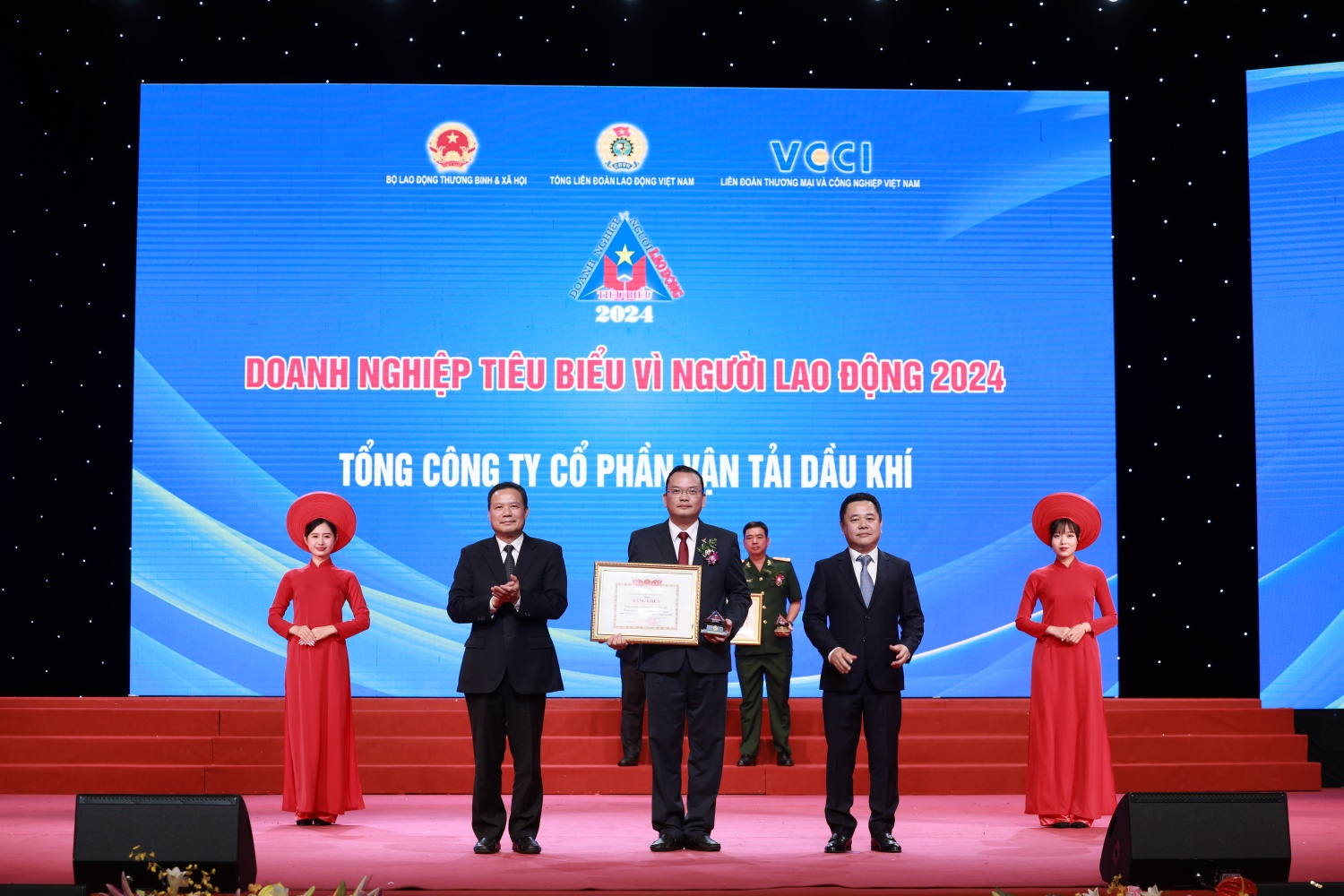 Vinh danh 4 doanh nghiệp Dầu khí tiêu biểu vì người lao động Vinh danh 4 doanh nghiệp Dầu khí tiêu biểu vì người lao động