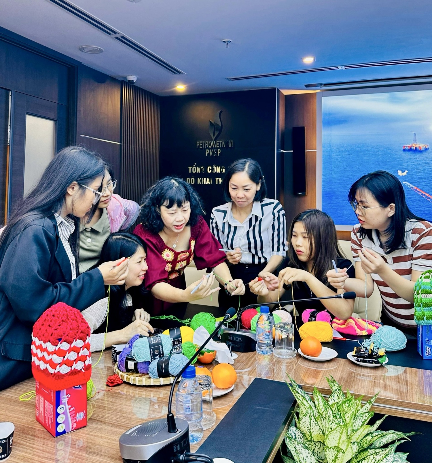 Công đoàn PVEP TP Hồ Chí Minh đan móc mũ len tặng trẻ em vùng cao