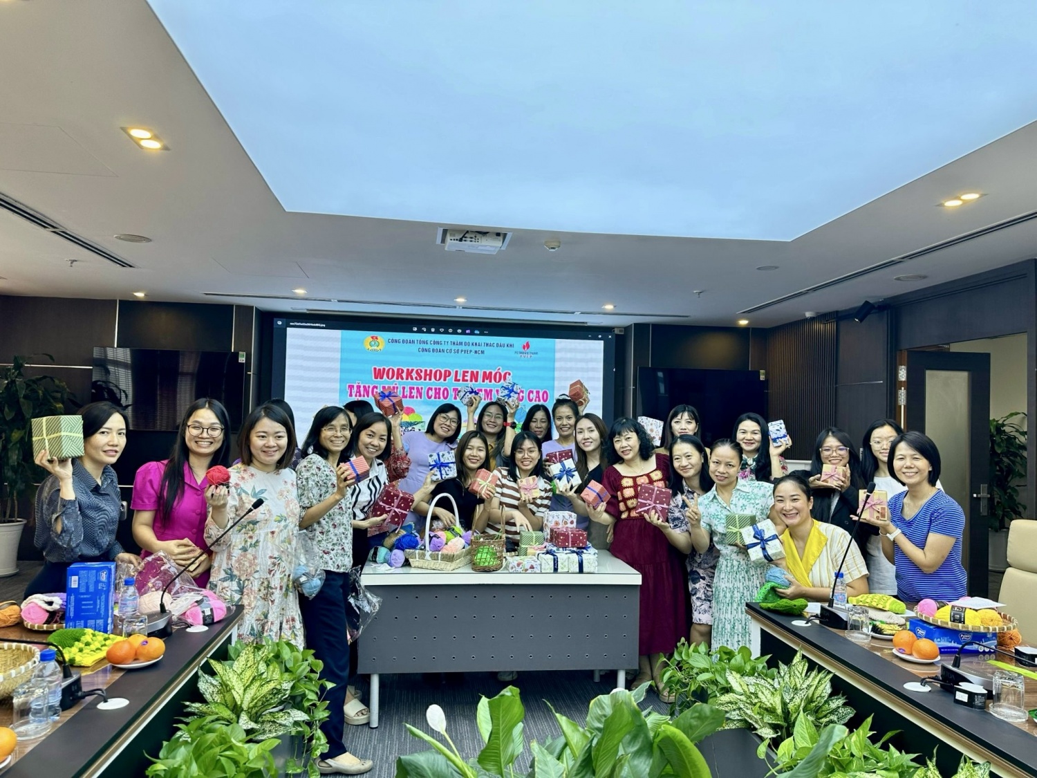 Công đoàn PVEP TP Hồ Chí Minh đan móc mũ len tặng trẻ em vùng cao