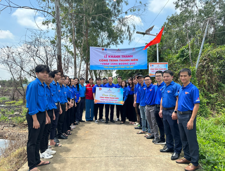 Ban Quản lý Dự án điện và PV Power NT khánh thành và bàn giao Công trình thanh niên “Tháp sáng đường quê”