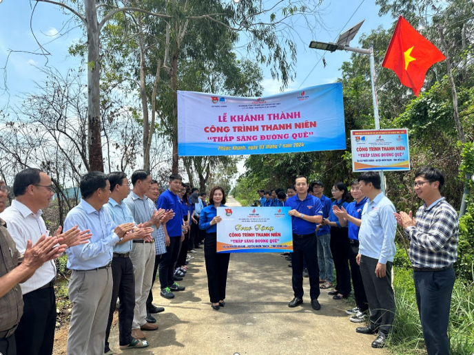 Ban Quản lý Dự án điện và PV Power NT khánh thành và bàn giao Công trình thanh niên “Tháp sáng đường quê”